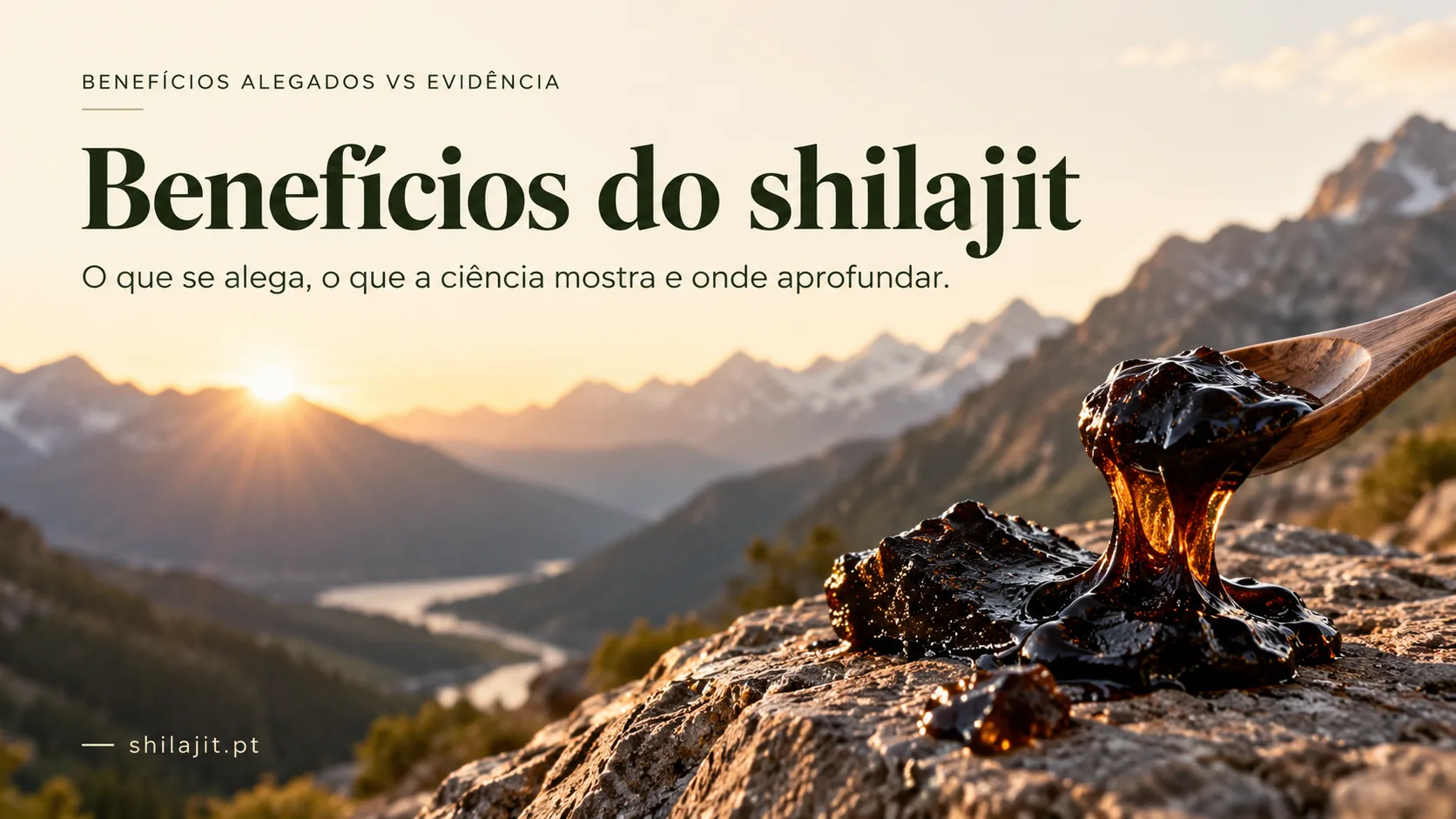 Resina de shilajit numa colher de madeira com montanhas ao fundo — benefícios alegados vs evidência