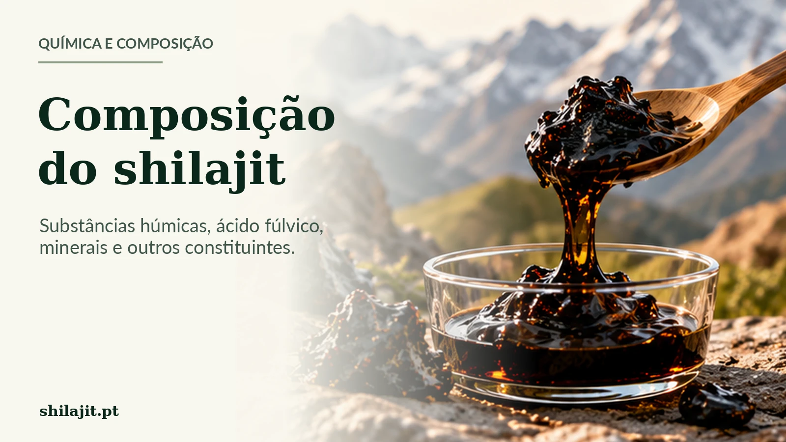 Resina de shilajit em colher de madeira, montanhas ao fundo