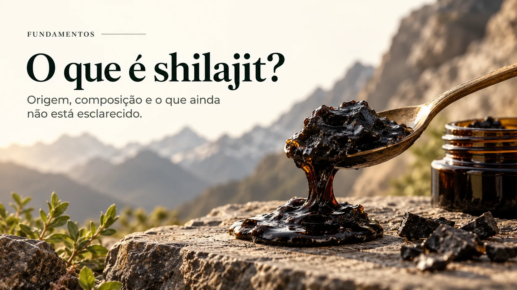 Resina de shilajit num frasco âmbar e colher, sobre rocha, com montanhas ao fundo